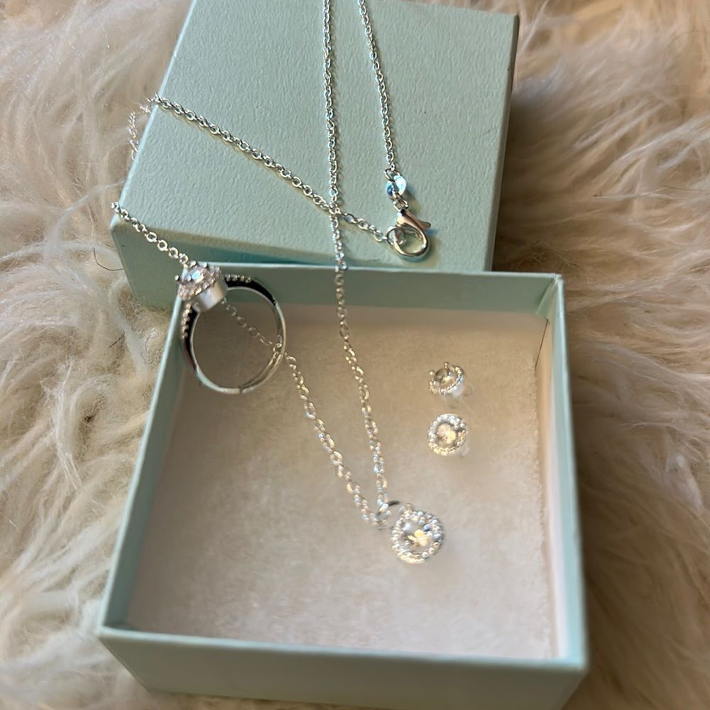 NWT set jewerly (Necklace, ring, earings)